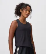 Musculosa deportiva Get Over en microfibra negra, de calce suelto, con escote redondo y perforaciones láser para ventilación.