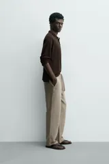 Pantalón de corte regular fit confeccionado en tejido mezcla de algodón, con cintura elástica ajustable mediante cordón, bolsillos laterales y bolsillos traseros de vivo.