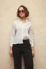 Pantalón negro de corte recto, con bolsillos laterales y recortes tipo cargo.