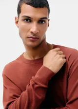 Buzo de punto gris de corte regular.