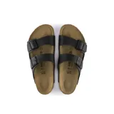 Sandalias Birkenstock Arizona BF negras, con dos correas ajustables con hebillas metálicas y plantilla anatómica de corcho.