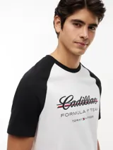 Remera de cuello redondo con diseño de mangas raglán en contraste. Presenta un estampado frontal con el logo de Cadillac en fuente script y la inscripción Formula 1 Team junto al logo de Tommy Hilfiger.