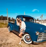 Short tejido a rayas horizontales blancas y negras.