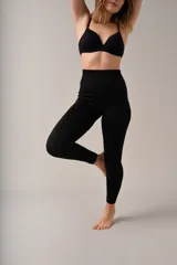 Calza larga de lycra color negro, ideal para usar como prenda térmica.