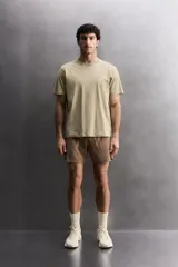 Remera regular fit de Zara Athleticz confeccionada en tejido de algodón, color verde militar, con cuello redondo, manga corta y sutil estampado de logo con relieve en el bajo.