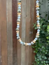 Collar de piedras naturales jaspe dálmata y cuentas de cristal en tonos celestes, naranjas y blancos.