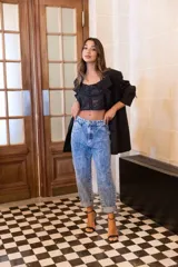 Pantalón de jean celeste con efecto nevado, corte slouchy, tiro alto y botamangas arremangadas.