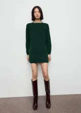 Vestido corto de punto fino color verde oscuro, con cuello redondo y manga larga, de diseño recto.