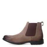Bota tipo Chelsea de hombre en color taupe, confeccionada en cuero gamuzado con efecto desgastado en la puntera. Presenta paneles elásticos laterales en color marrón oscuro, tirador en el talón y suela de goma negra con costura vista.