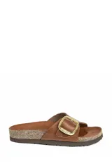 Sandalias marrones de cuero con suela tipo corcho y una tira ancha en el empeine con hebilla metálica grande.