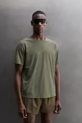 Camiseta de entrenamiento de corte relajado, confeccionada en tejido técnico ligero y elástico con textura microperforada. Presenta cuello redondo, manga corta y costuras termofijadas.