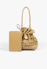 Cartera tipo bucket beige de cuero sintético con diseño trenzado y cierre fruncido, acompañada de un monedero o tarjetero liso con correa de mano a juego.