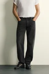 Pantalón jeans de corte recto, color celeste claro con efecto lavado, de cinco bolsillos y tiro medio.