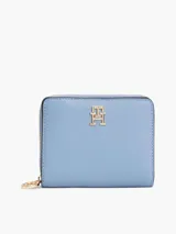 Billetera Tommy Hilfiger azul con cierre de cremallera y logo dorado en el frente. Confeccionada en poliuretano con acabado granulado.