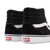 Championes de caña alta Vans modelo Filmore Hi, color negro con detalles en blanco. Presentan la icónica franja lateral de la marca, cordones blancos y suela de goma resistente.