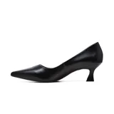Zapato de vestir de cuero negro Usaflex modelo Nancy, con taco bajo acampanado y punta fina.