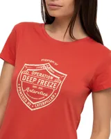 Remera de algodón color rojo, con cuello redondo, mangas cortas y estampado gráfico en el pecho con diseño de escudo.