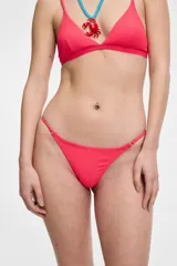 Bombacha de bikini colaless de tiro bajo, confeccionada en tejido texturizado con tiras finas ajustables en los laterales mediante argollas metálicas.