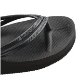 Sandalias tipo ojotas Havaianas modelo Slim, color gris oscuro, con tiras finas texturizadas y suela de goma con diseño antideslizante.