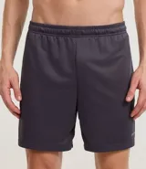 Bermuda masculina color gris oscuro con textura de microperforaciones, cintura elástica con cordón ajustable y bolsillos.
