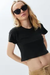 Top corto negro ajustado al cuerpo, de manga corta y cuello redondo.