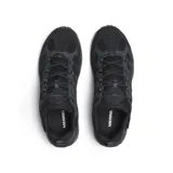 Calzado de trekking Merrell modelo Accentor 4 Wp, de color negro, confeccionado con gamuza y malla transpirable, con diseño impermeable, suela de goma y cordones tradicionales.