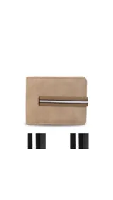 Billetera color beige de símil cuero lisa con galón elastizado marrón con línea blanca. Interior con doble repartición para billetes, visor y tarjeteros.