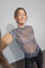 Remera de cuello alto confeccionada en microtul transparente con estampado animal print en tonos azulados y grises, de manga larga y ajuste al cuerpo.