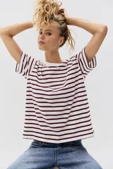 Remera de corte recto confeccionada en punto suave de algodón, con cuello redondo ribeteado y diseño de hombros ligeramente caídos.