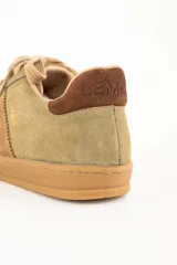 Zapatillas bajas de gamuza color verde oliva con detalles en marrón.