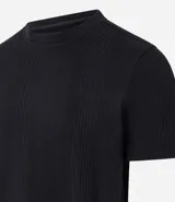 Remera color arena de corte regular, cuello redondo y manga corta. Tejido con textura vertical.