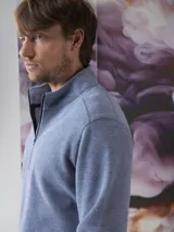 Fleece de algodón color azul, con cuello alto y cierre frontal parcial. Diseño de manga larga con puños y ruedo acanalados.