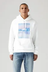 Buzo hoodie blanco de Levi's con estampa rectangular en el frente con paisaje de lago y logo de la marca.