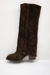 Bota de caña alta de gamuza color marrón, con diseño volcado y taco cuadrado.