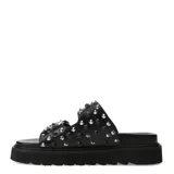 Sandalias negras de plataforma con dos tiras anchas con hebillas y tachas plateadas.