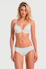 Bombacha vedetina blanca con detalle de encaje en los laterales.