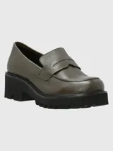 Mocasín de cuero color verde oliva con textura granulada, diseño clásico con antifaz y suela track de plataforma alta en color negro.