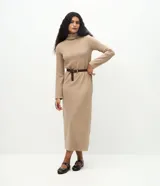 Vestido long midi de Marfinno, color beige, confeccionado en mezcla de poliéster y algodón con tejido rib acanalado. Presenta cuello alto doblado, mangas largas y caída recta.
