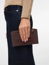 Monedero pequeño de cuero sintético con textura efecto cocodrilo, color marrón, con cierre superior dorado y múltiples ranuras para tarjetas.