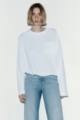 Jean de tiro alto con cinco bolsillos, confeccionado en denim de algodón rígido en color celeste claro, de piernas amplias y corte holgado con terminación recta.