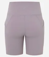 Short ciclista Get Over de microfibra color verde oscuro, de tiro alto y diseño ajustado con bolsillos laterales funcionales.