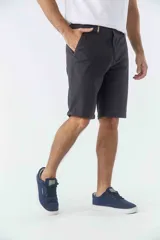 Bermuda tipo chino de gabardina, con diseño de cinco bolsillos, cierre de cremallera y botón, y detalle de botamanga.