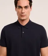 Remera polo de manga corta confeccionada en algodón peruano, con cuello tradicional y cierre frontal de botones.