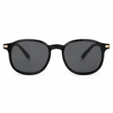Lentes de sol con armazón carey de diseño redondo, con detalles metálicos dorados en las bisagras y cristales oscuros.