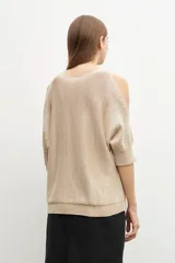 Sweater de tejido de punto con acabado brillante, diseño de hombros descubiertos y mangas cortas con puños ajustados.