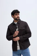 Sobrecamisa de algodón con efecto lavado y bolsillos frontales con solapa.
