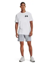 Remera de manga corta Under Armour, color blanco, con cuello redondo acanalado y pequeño estampado gráfico en el pecho.