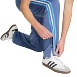 Pantalón deportivo Adidas Firebird de tejido liso, color azul claro, con cintura elástica y tres franjas laterales en tonos de azul y blanco. Presenta un pequeño logo de trébol dorado bordado en el muslo izquierdo y un bolsillo lateral con cierre.