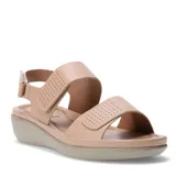 Sandalias de mujer con plataforma baja, diseño de dos tiras anchas con perforaciones decorativas y cierre de velcro ajustable. Cuenta con una tira trasera con hebilla para mayor sujeción.