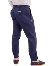 Pantalón de vestir azul marino, de corte recto, con bolsillos laterales y traseros. Se ajusta a la cintura con cinturón de cuero marrón.